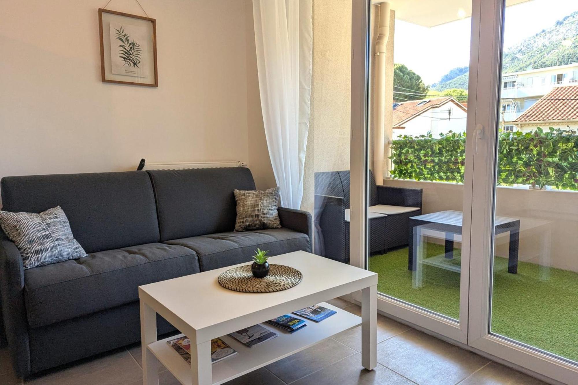 With Terrace In The Heart Of Apartment *